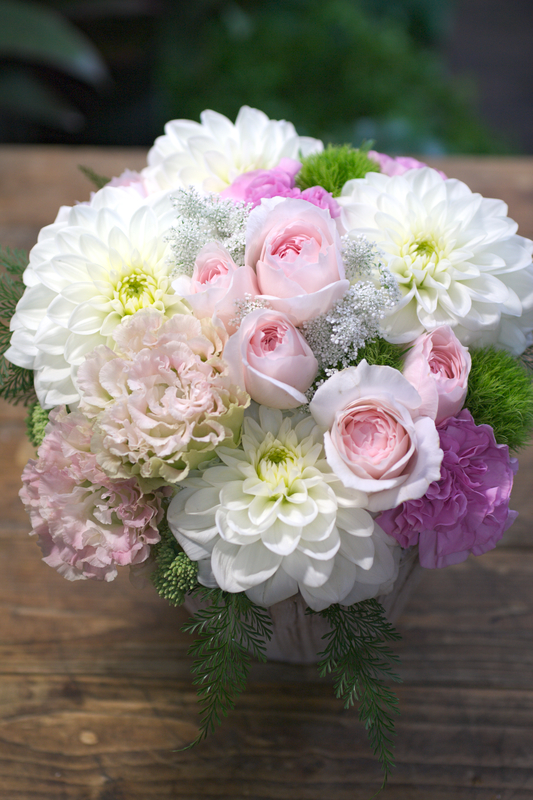 母の日、ポンポン咲きのガーベラ、ピンクのバラ、花束